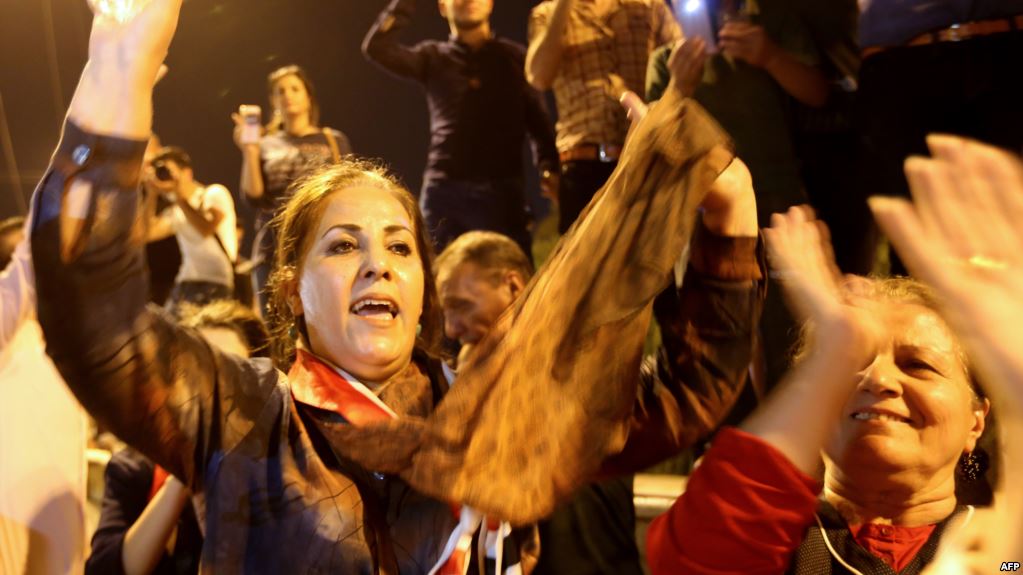 عراقيات يحتفلن بعد إعلان تحرير الموصل من قبضة داعش/ أ ف ب