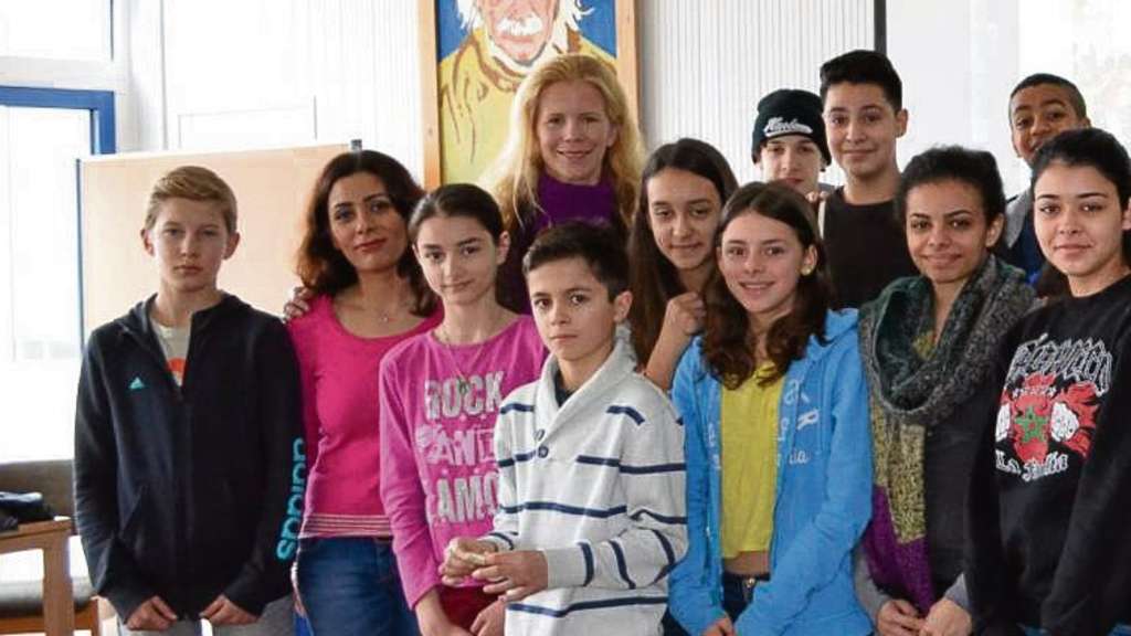 لانا إدريس مع طلاب لاجئين سوريين في أحد مشاريع منظمة فلاكس/ ألمانيا