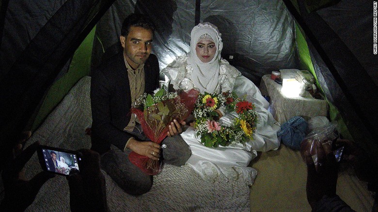 حفل زفاف لاجئ ولاجئة سوريين في مخيم في اليونان/ بي بي سي