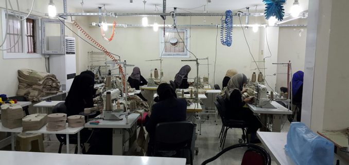 في تركيا، تدريب اللاجئات السوريات على الخياطة يساعدهن معنويا وماديا