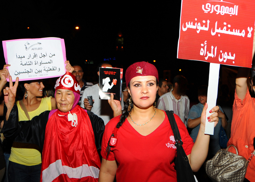 مجموعة من نساء تونس يخرجن في مظاهرة يوم 13 أغسطس 2012 رافعات لشعار "لا مستقبل لتونس من دون المساواة بين المرأة والرجل"