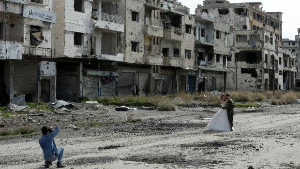 صورة عرس وسط الدمار في حمص/ أ ف ب