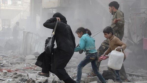امرأةٌ تركض مع أطفالها لتفادي القصف والغارات في الغوطة/ انترنت