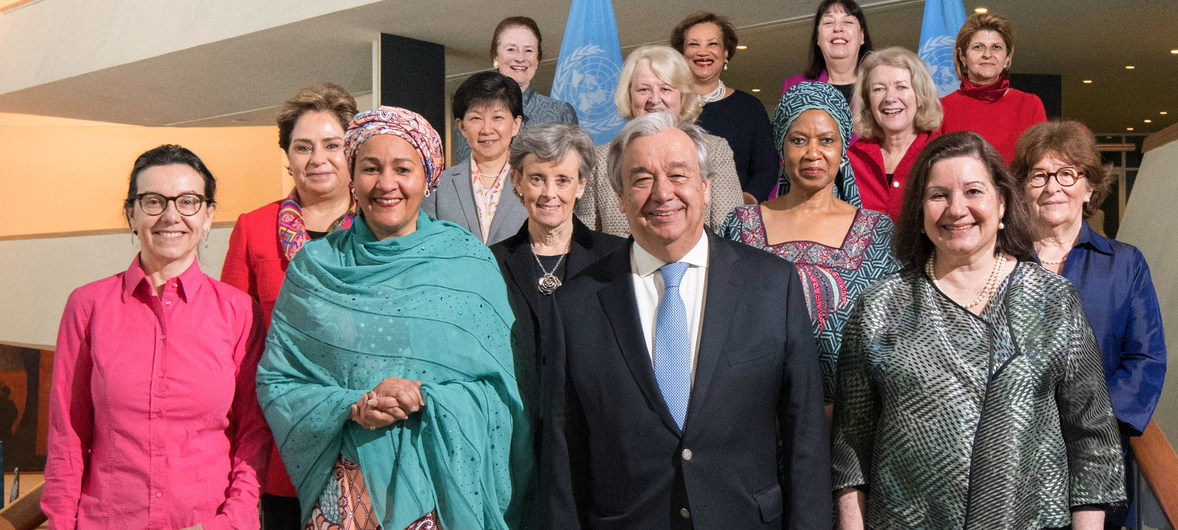 الأمين العام أنطونيو غوتيريش مع عدد من القيادات النسائية اللاتي يشغلن مناصب عليا بالأمم المتحدة