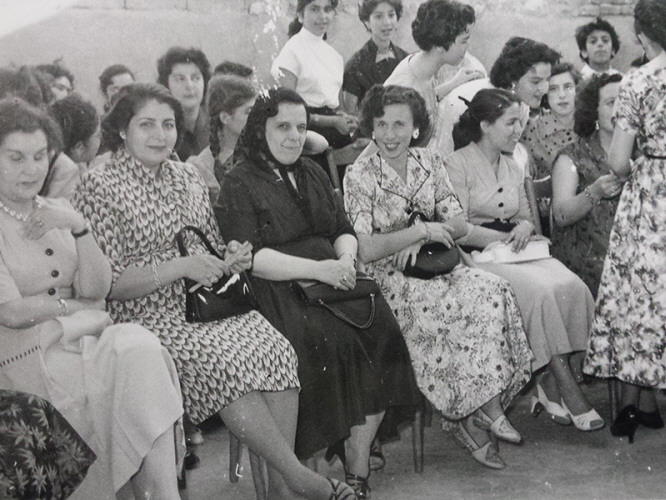 جهان موصلي (في الوسط) برفقة زميلاتها المُدرّسات / esyria