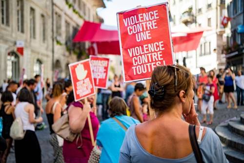 متظاهرون يندّدون بالعنف ضدّ النساء في سويسرا