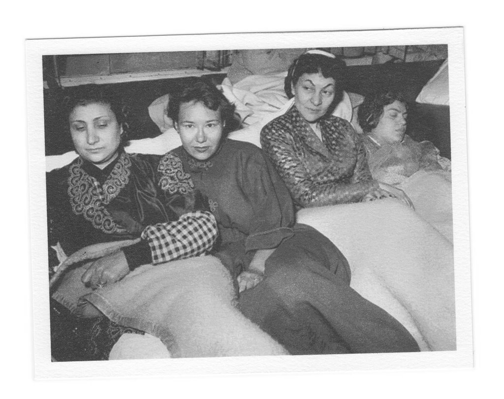 درية شفيق وزميلاتها خلال الإضراب عام 1954