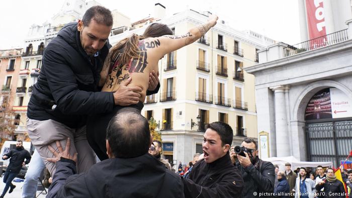 ناشطة من حركة "فيمن" تقتحم المظاهرة في مدريد