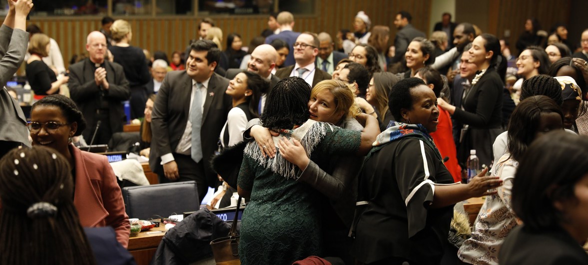 المشاركات والمشاركون يحتفلون بنجاح فعاليات لجنة الأمم المتحدة لوضع المرأة بنجاح في دورتها الثالثة والستين في مقر الأمم المتحدة بنيويورك.