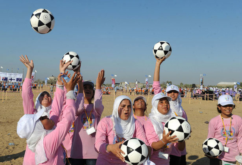 (من الأرشيف) فتيات يتدربن على كرة القدم/ الأمم المتحدة