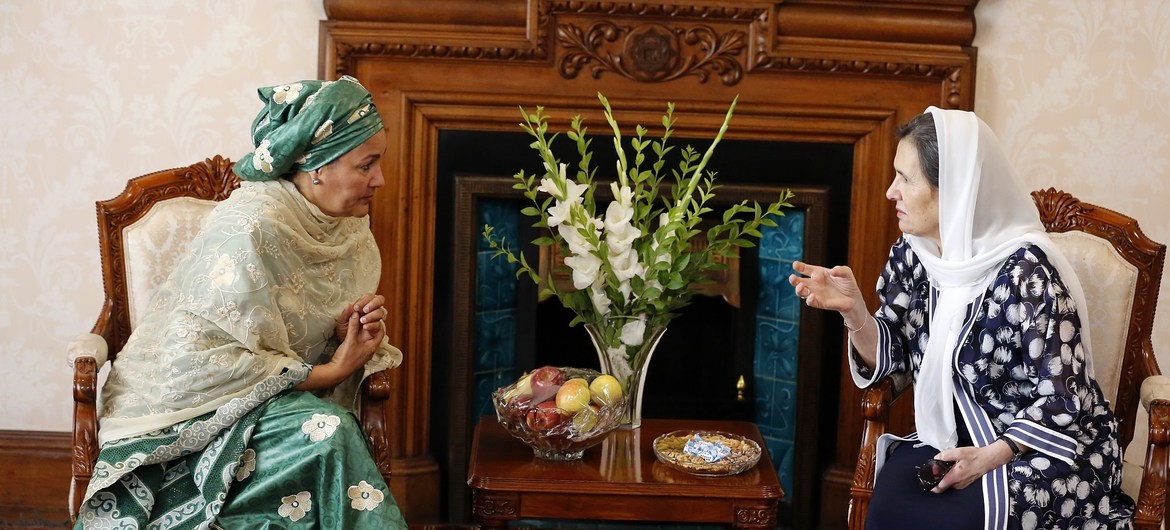 أمينة محمد ، نائبة الأمين العام للأمم المتحدة تلتقي بالسيدة الأولى في أفغانستان رولا غني في كابول/ الأمم المتحدة