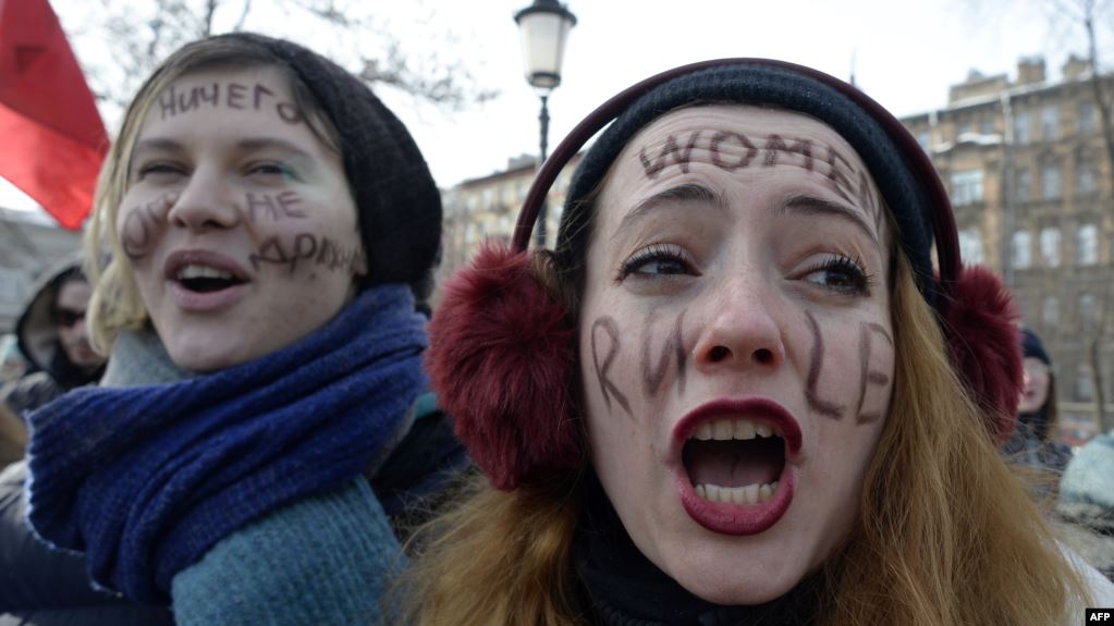 ناشطات نسويات خلال مظاهرة في سان بطرسبورغ في روسيا