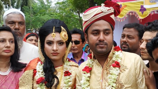 خالفت العروس خديجة وزوجها طارق المتعارف عليه من تقاليد قديمة لإتمام زفافهما