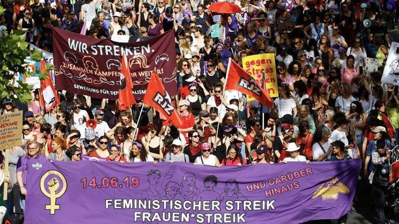 احتجاجات النساء في سويسرا/ مجلة سيدتي