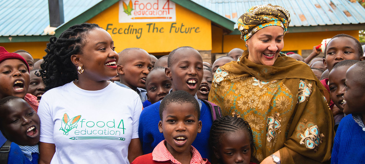 UNEP/Georgina Jane Smith نائبة الأمين العام للأمم المتحدة، أمينة محمد، تلتقي في طلاب مدرسة محلية تستفيد من شراكة معهد الطعام مقابل التعليم في نيروبي في كينيا