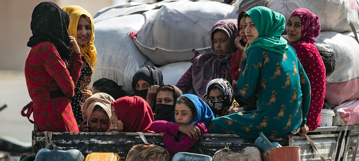 نساء وأطفال على ظهر شاحنة في حركة وصول العائلات النازحة من رأس العين إلى تل تامر بعد فرارها من العنف المتصاعد في سوريا (11 أكتوبر 2019)) UNICEF/Delil Souleiman