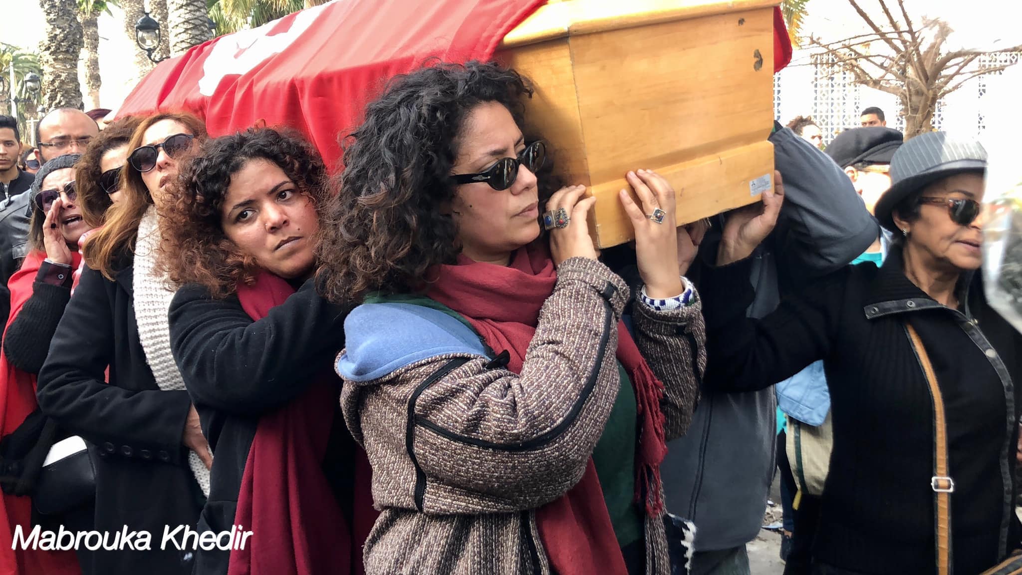 نعش الناشطة التونسية لينا بن مهني على أكتاف رفيقات الكفاح