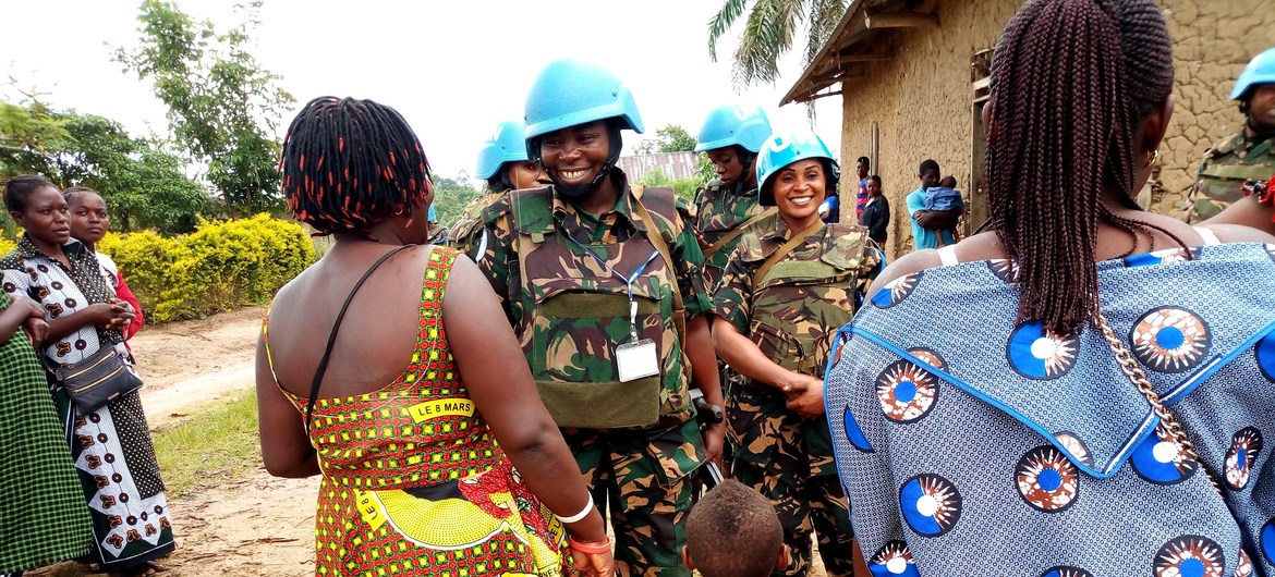 جندية حفظ سلامتنزانية خلال حديثٍ مع نساء في الكونغو