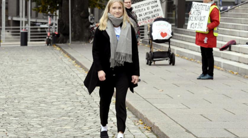 آفا مورتو تمشي في أحد شوارع هلسنكي (أ.ب)