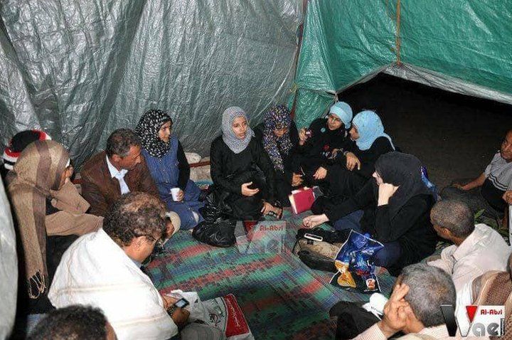عقدت إشراق المقطري وآخرون جلسات تطوّعية في مخيم الاعتصام/ MOHAMMED YOUSEF AL-ODAINI