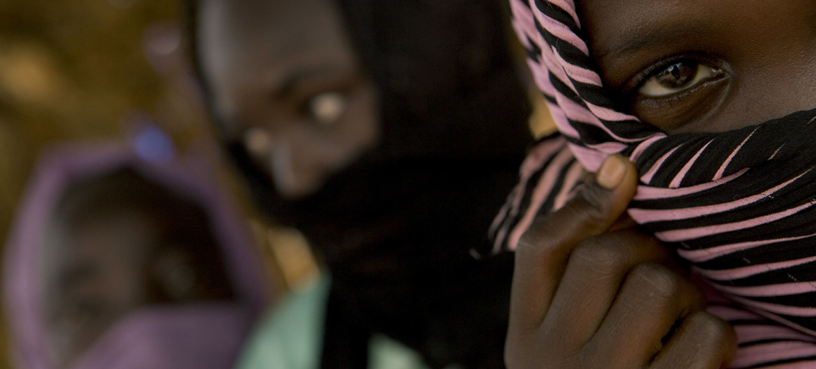 فتاة في 12 عاما (على اليمين) تعيش في مخيم للنازحين في ولاية شمال دارفور بالسودان، تقول إنها تعرضت للاغتصاب على يد جنود حكوميين/ UNICEF