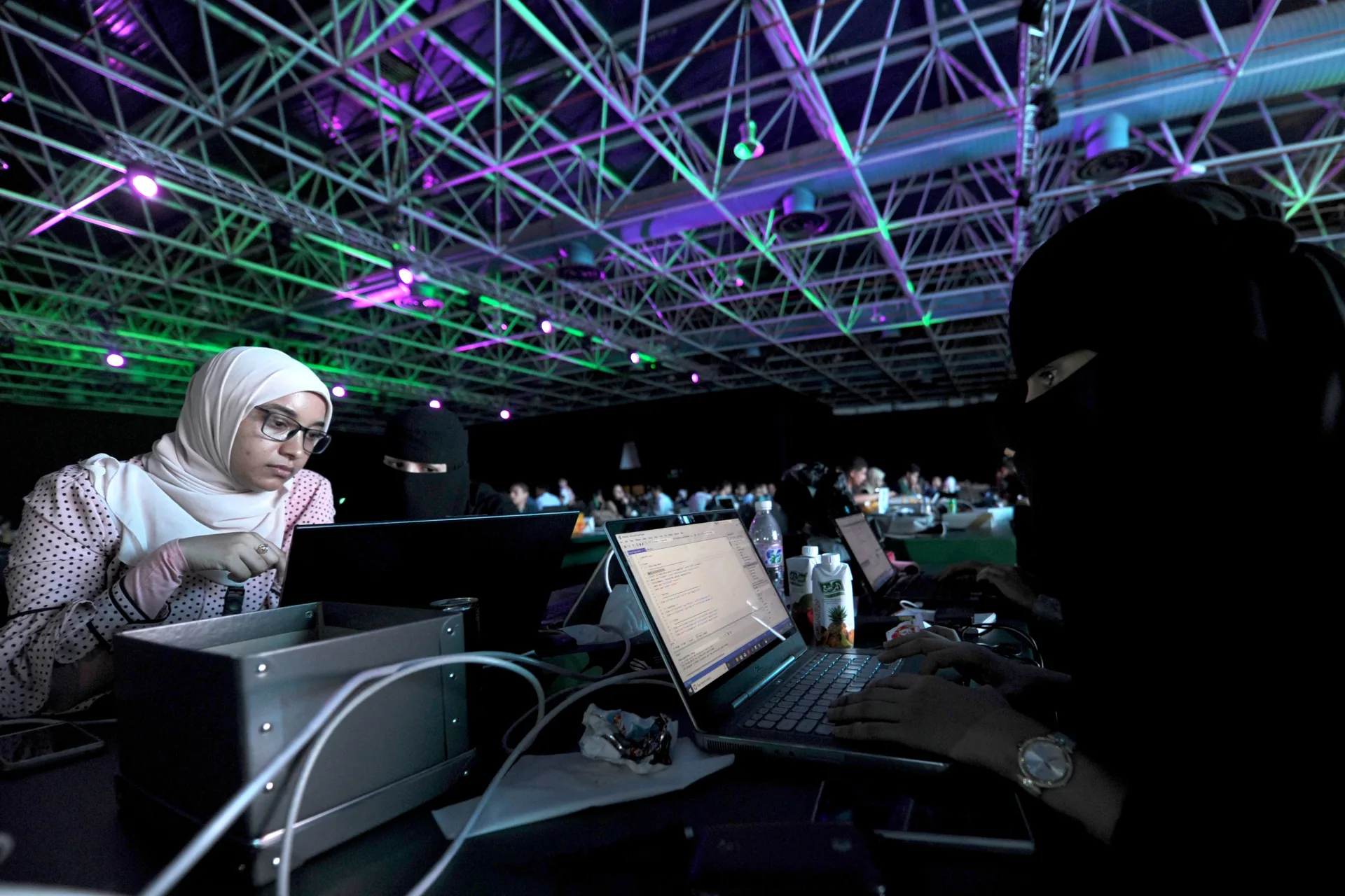صورة أرشيفية لمجموعة من السعوديات يعملن في البرمجة خلال إحدى النشاطات في المملكة العربية السعودية/CNN